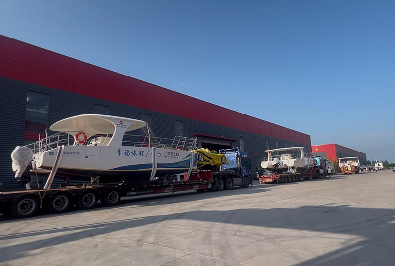 I-Lawhada ihambisa ama-catamarars amathathu, izimoto ezimbili zemidlalo zamanzi kanye ne-jet skis ezimbili indawo enhle