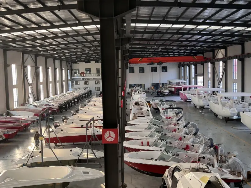 I-Lawhada® Yacht izohambisa amasethi angama-42 izikebhe zejubane elenziwe ngokwezifiso, zenzelwe ngokukhethekile izimo zamanzi ze-Bijia Mountain Mountain.