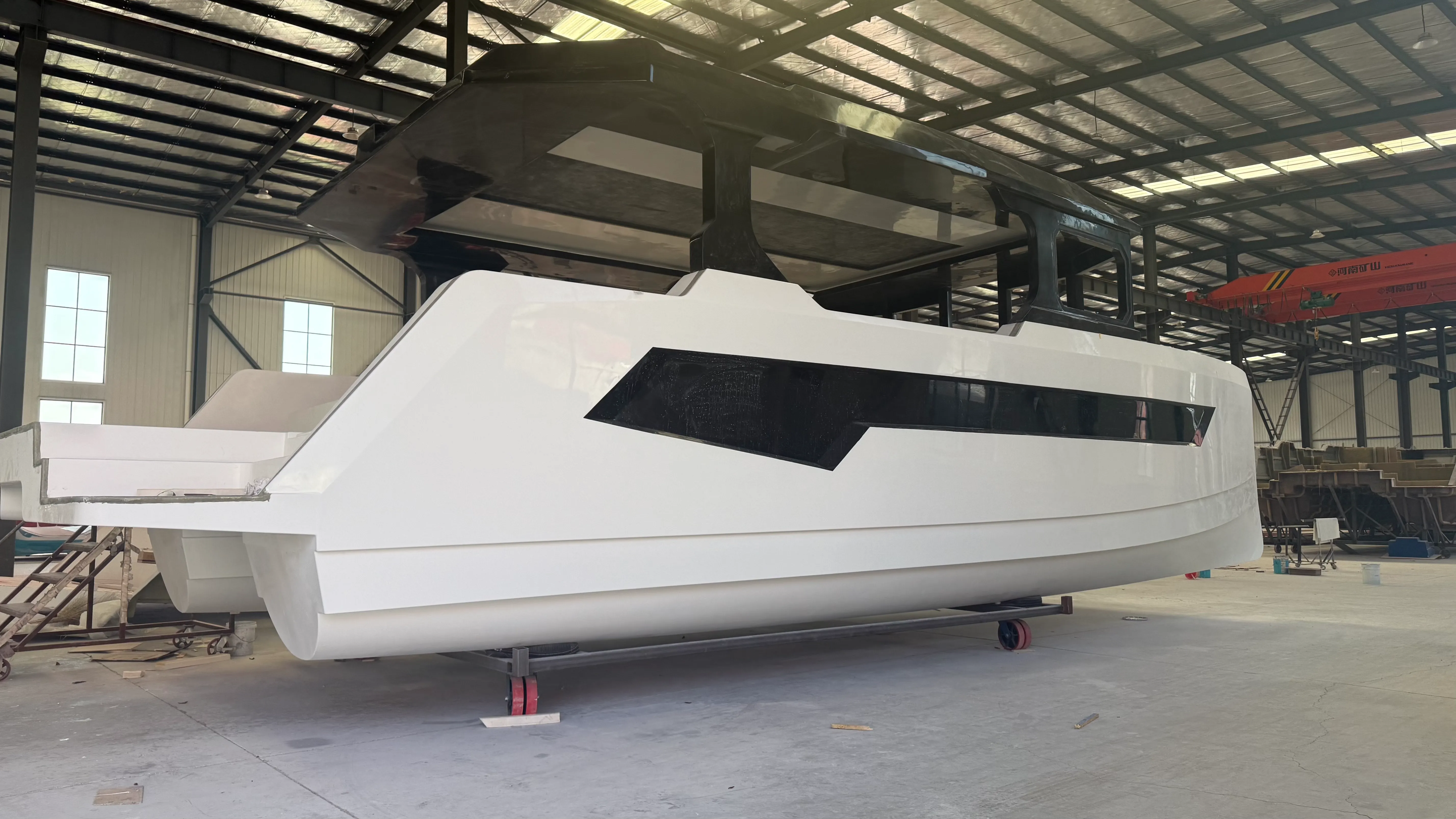 Yenziwa Kanjani I-Fiberglass Hull Yezikebhe