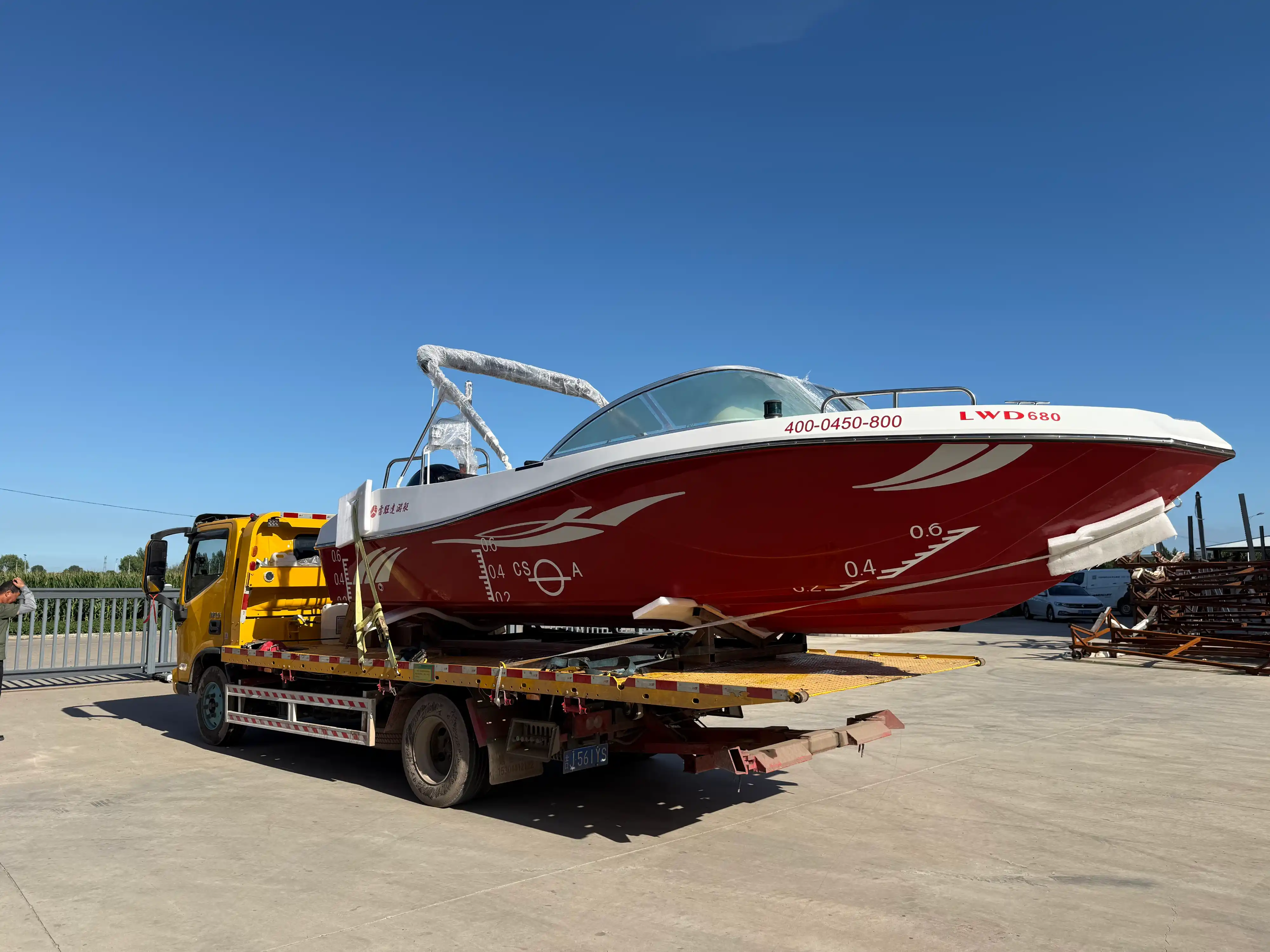 Kuthunyelwe: I-LAWADA® 680 High‑Performance Speed ​​Boat